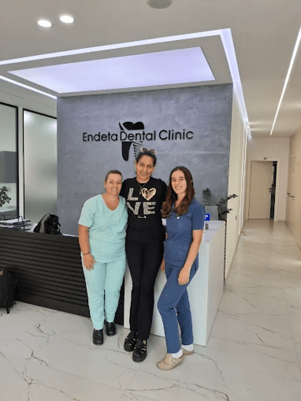 una-paziente-tra-due-operatrici-endeta-clinic-dental